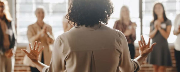Femme en train de coacher des clients dans une bonne ambiance