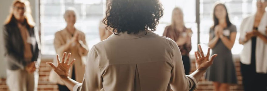 Femme en train de coacher des clients dans une bonne ambiance